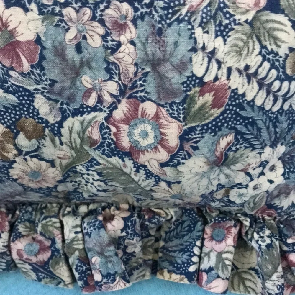 💐FLORAL square ruffle pillows tiny flaw size 17” X 17”